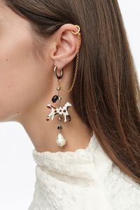 Arete de aro con cadena, perlas y caballo esmaltado