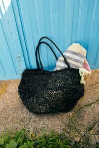 Bolsa de hombro mediana trenzado piel negra