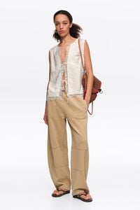 Camisa sisa encajes y cordones blanca