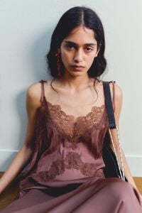 Vestido fluido encaje caf&eacute;