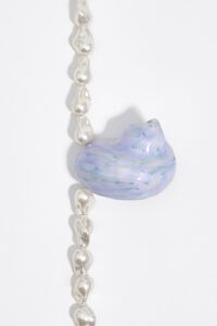 Collar de perlas con caracol esmaltado