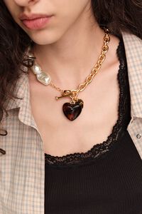 Collar cadena y perlas con coraz&oacute;n resina &aacute;mbar