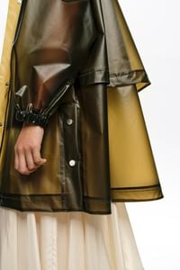 Gabardina l&iacute;nea A transparente oliva