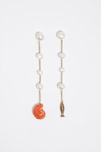 Aretes perlas con pez y caracola cer&aacute;mica