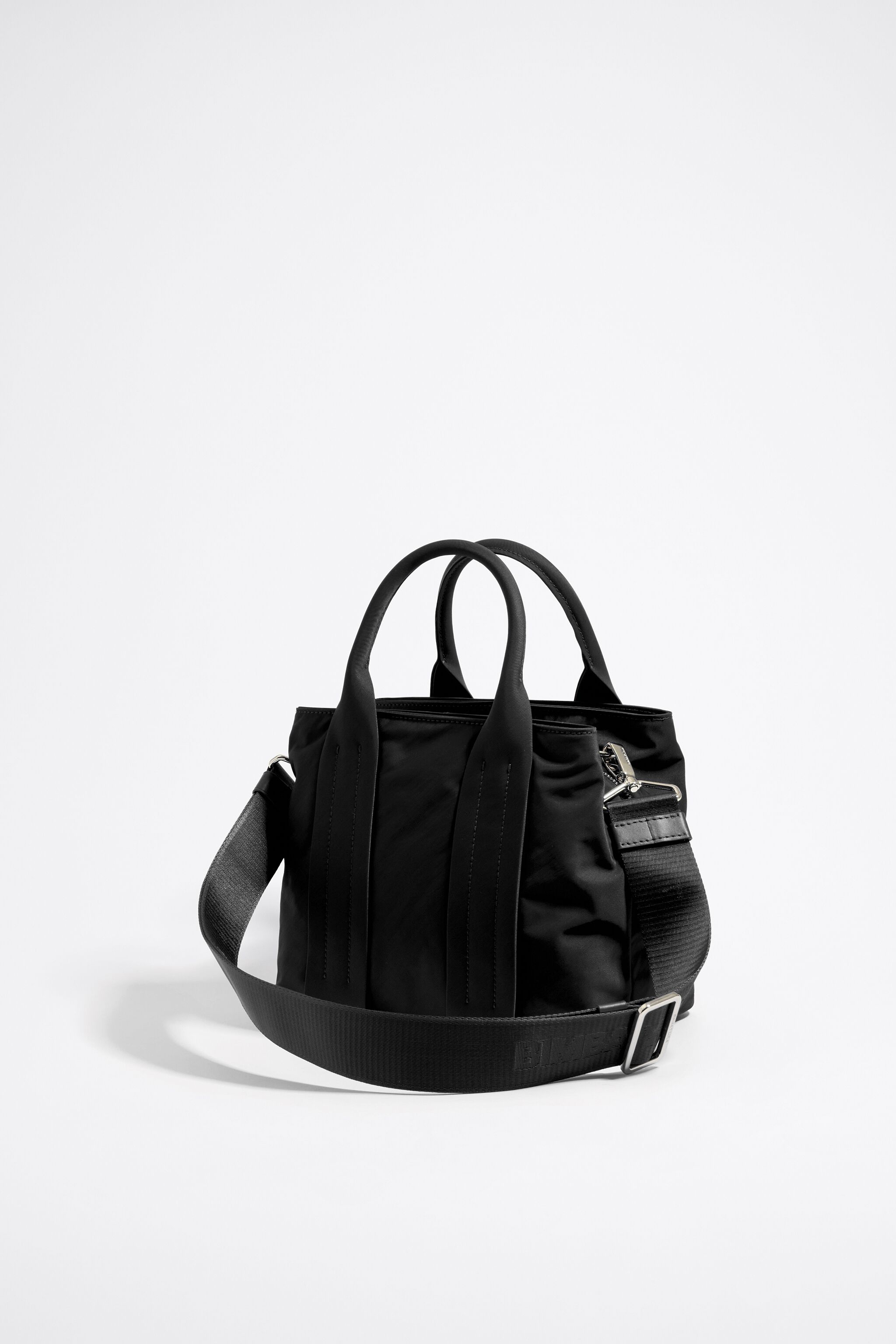 Bolsa de mano mediana nylon negra