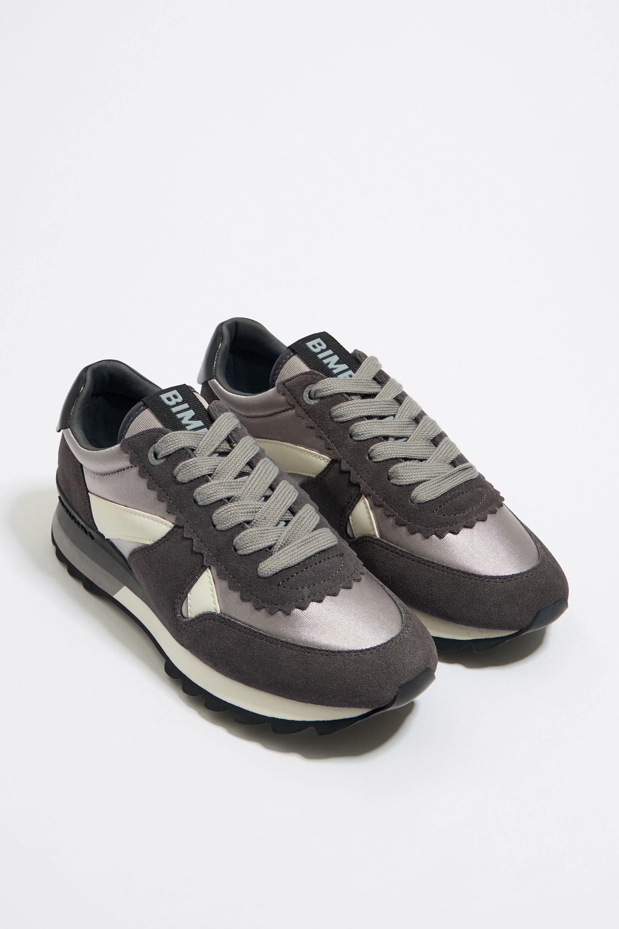 Tenis tecnico plata oscuro