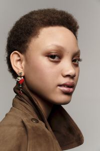 Aretes coraz&oacute;n y flecha dorados