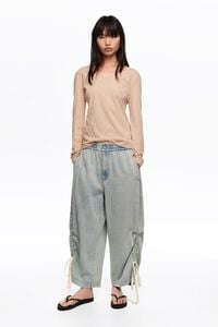 Pantal&oacute;n jogger fruncido denim azul claro