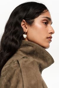 Aretes aro dorados y coraz&oacute;n perla