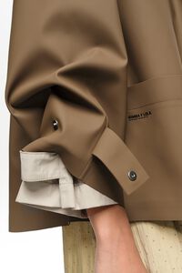 Gabardina l&iacute;nea A corta engomada camel oscuro