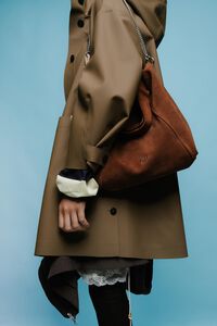 Gabardina l&iacute;nea A engomada camel oscuro