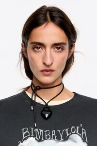 Collar cordón corazón candado negro