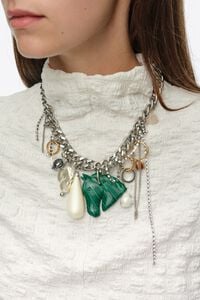 Collar con dijes, argollas, perlas y caballo