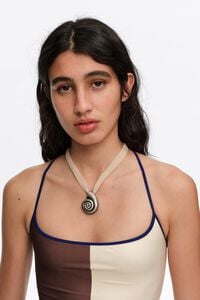 Collar tejido nude y caracol plateado envejecido