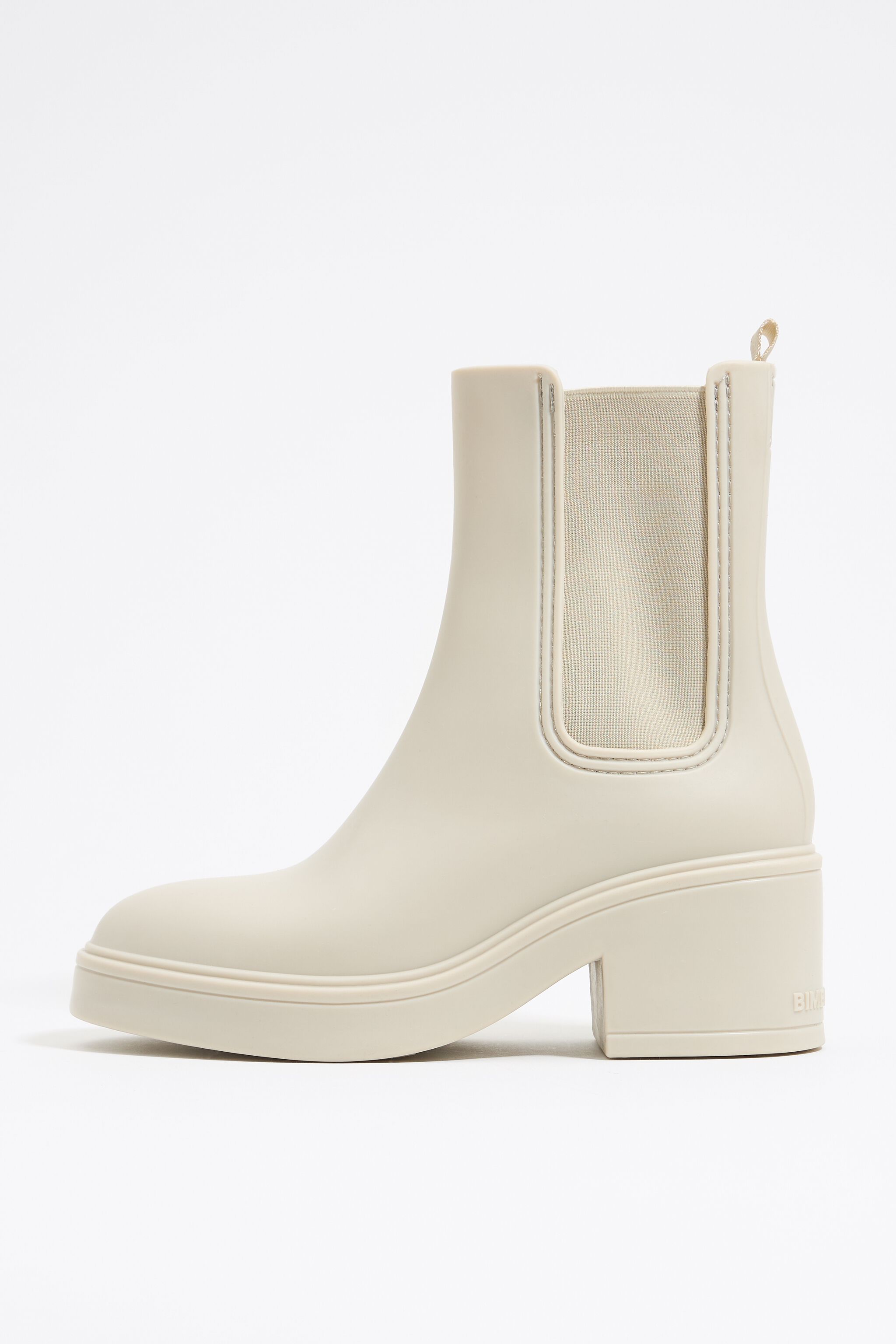 雑誌で紹介された Beige waterproof Chelsea boot 菓子