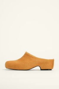 Zueco piel pelo ocre