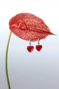 Aretes aro plateados y coraz&oacute;n rojo