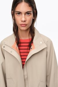 Gabardina corta cuello subido engomada camel