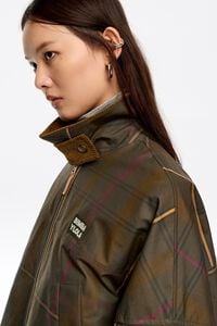 Gabardina línea A corta cuadros caqui