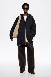 Abrigo acolchado capucha negra