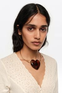 Collar choker coraz&oacute;n resina &aacute;mbar