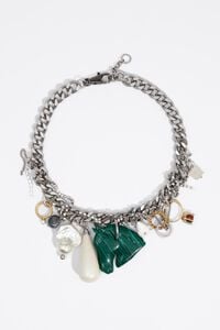 Collar con dijes, argollas, perlas y caballo