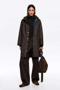 Gabardina engomada recta café oscuro Gabardina engomada recta café oscuro