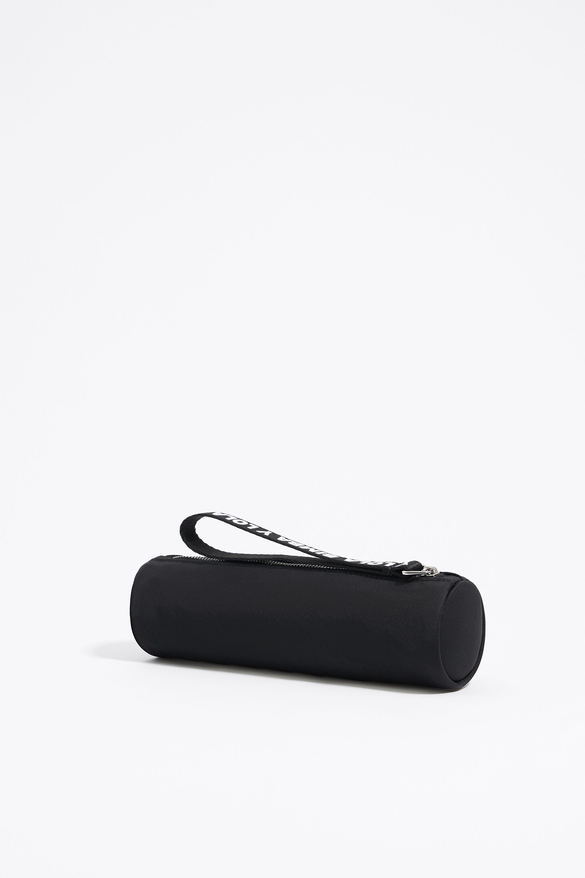 Black nylon cylindrical make-up case Black nylon cylindrical make-up case