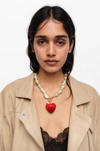 Collar perlas y coraz&oacute;n rojo