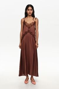 Vestido fluido encaje caf&eacute;