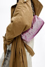 Bolso cilíndrico malla fucsia Bolso cilíndrico malla fucsia