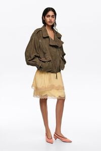 Chamarra cruzada ante oliva oscuro