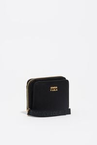 Cartera con solapa de nylon negro.