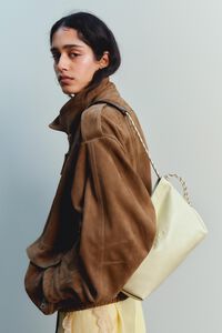 Bolsa de hombro mediana piel amarillo p&aacute;lido