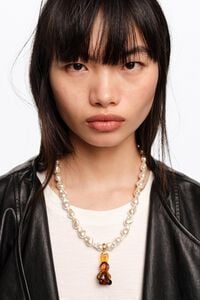 Collar perlas y conejo resina &aacute;mbar