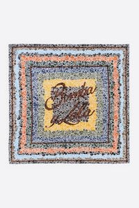 Pa&ntilde;uelo flores y logo blanco