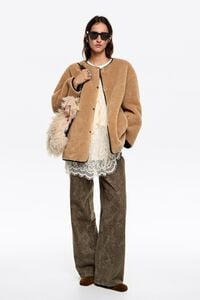 Chamarra reversible pelo escote caja camel