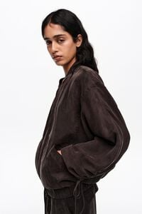 Chamarra bomber fluida negro lavado