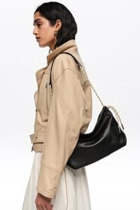 Bolsa de hombro mediana piel negra