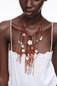 Collar de flecos con abalorios multicolor y n&aacute;car
