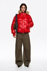 Chamarra plumas corta capucha pelo rojo