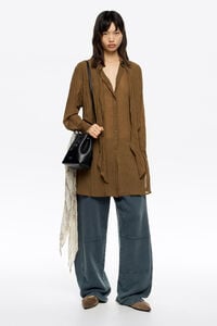 Camisa plisada maxilazos café