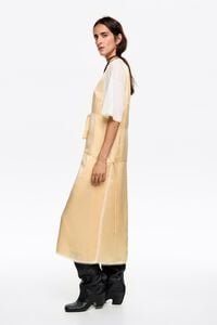 Vestido superpuesto encajes mantequilla