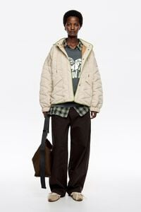 Abrigo corto acolchado capucha marfil