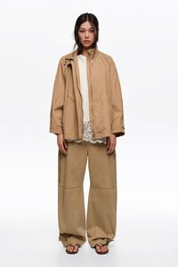 Gabardina fluida corta cuello subido camel
