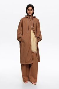 Gabardina fluida larga caf&eacute; claro