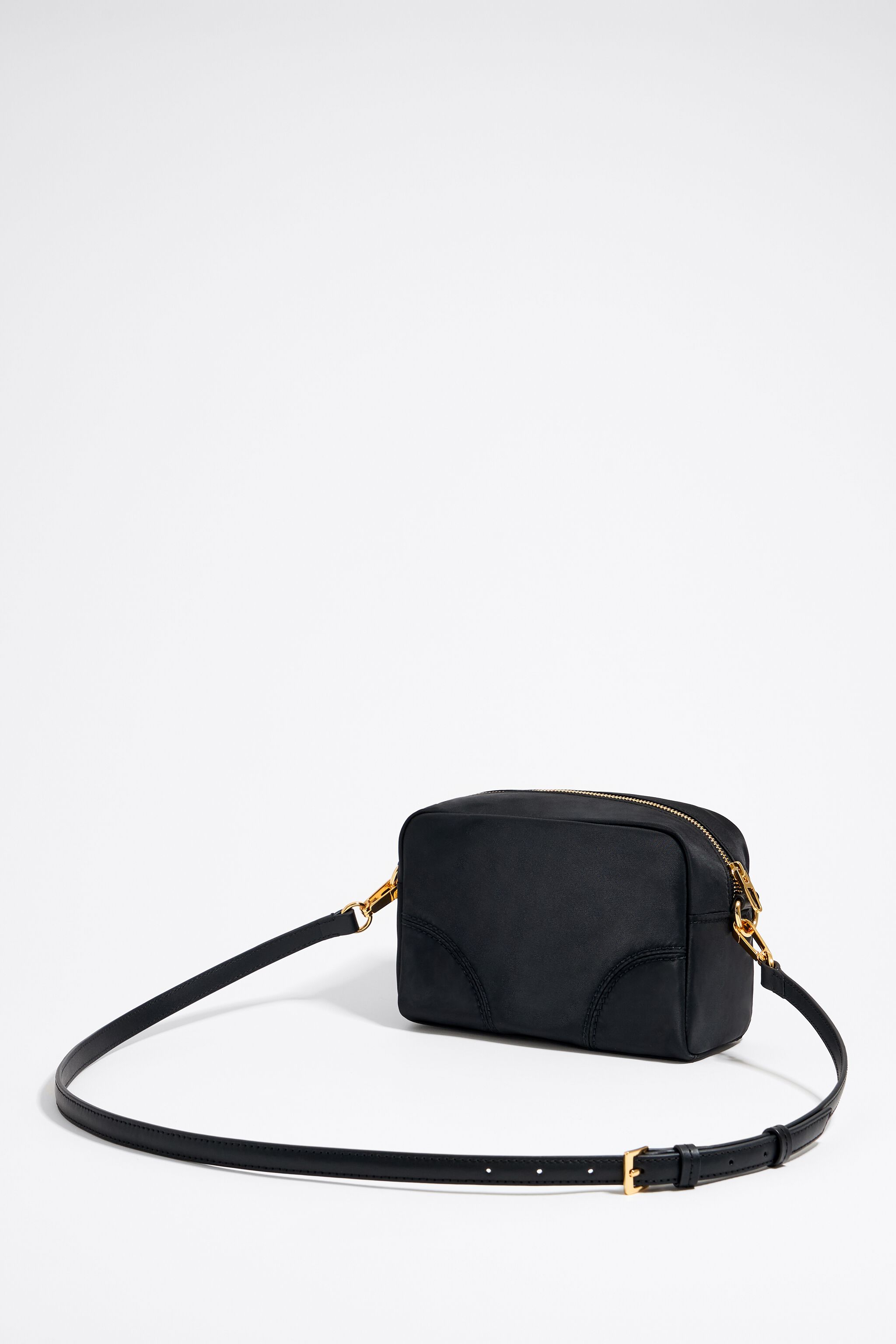 Tiny black crossbody bag discount