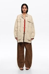 Chamarra multibolsillos algod&oacute;n blanca hueso