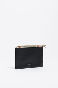 Neceser sobre piel negro