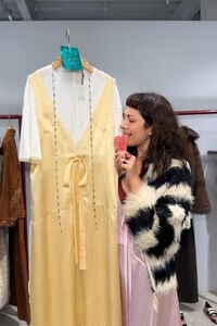 Vestido superpuesto encajes mantequilla